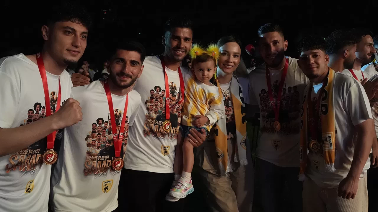 Muşspor, 31 yıl sonra gelen şampiyonluğu binlerce taraftarla kutladı