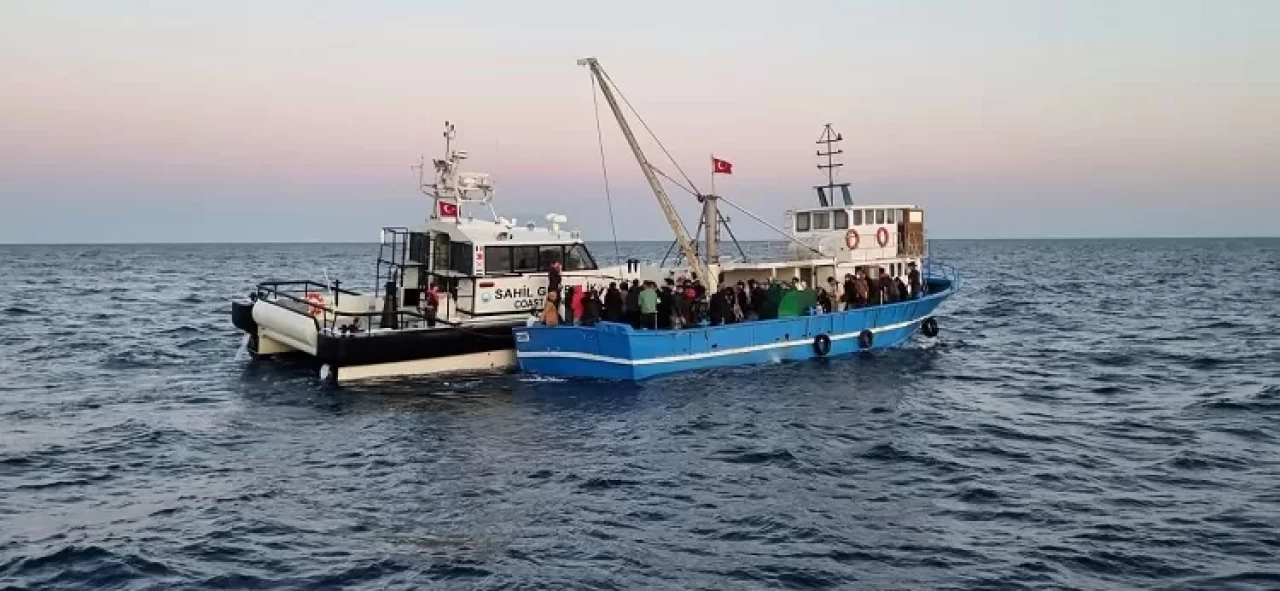 Edirne açıklarında balıkçı teknesinde 92 düzensiz göçmen yakalandı
