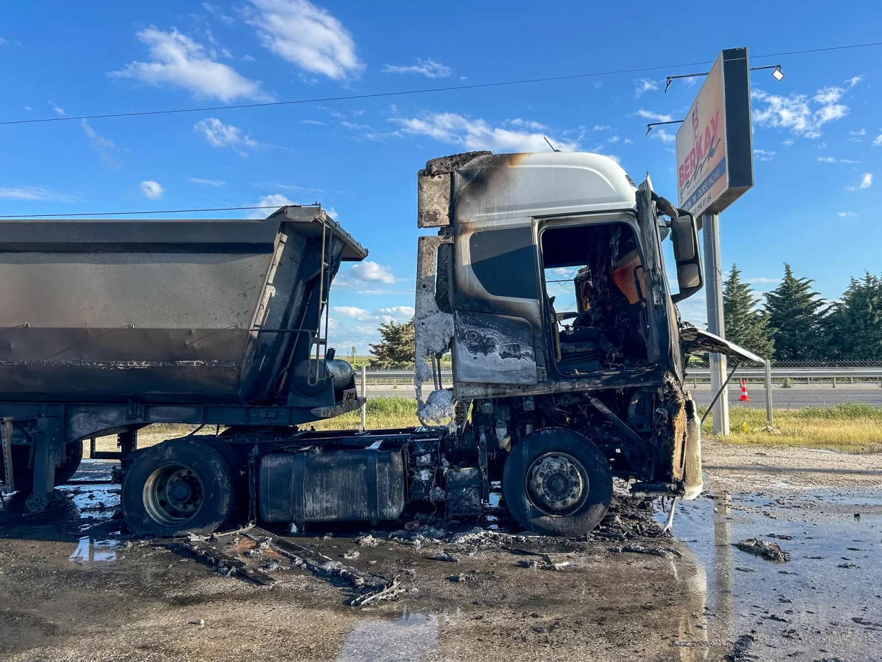 Uşak'ta park halindeki tırda yangın çıktı