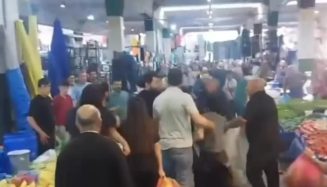 İzmit'te pazarcılar, kızının önünde babasını darp etti! O anlar kamerada