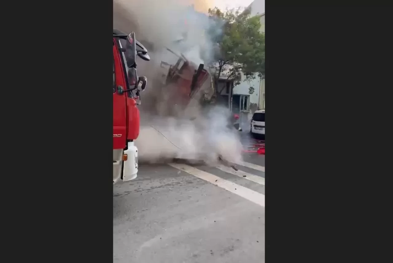 İtfaiye ekiplerinin korku dolu anları! Düşen ahşap duvardan canlarını zor kurtardılar