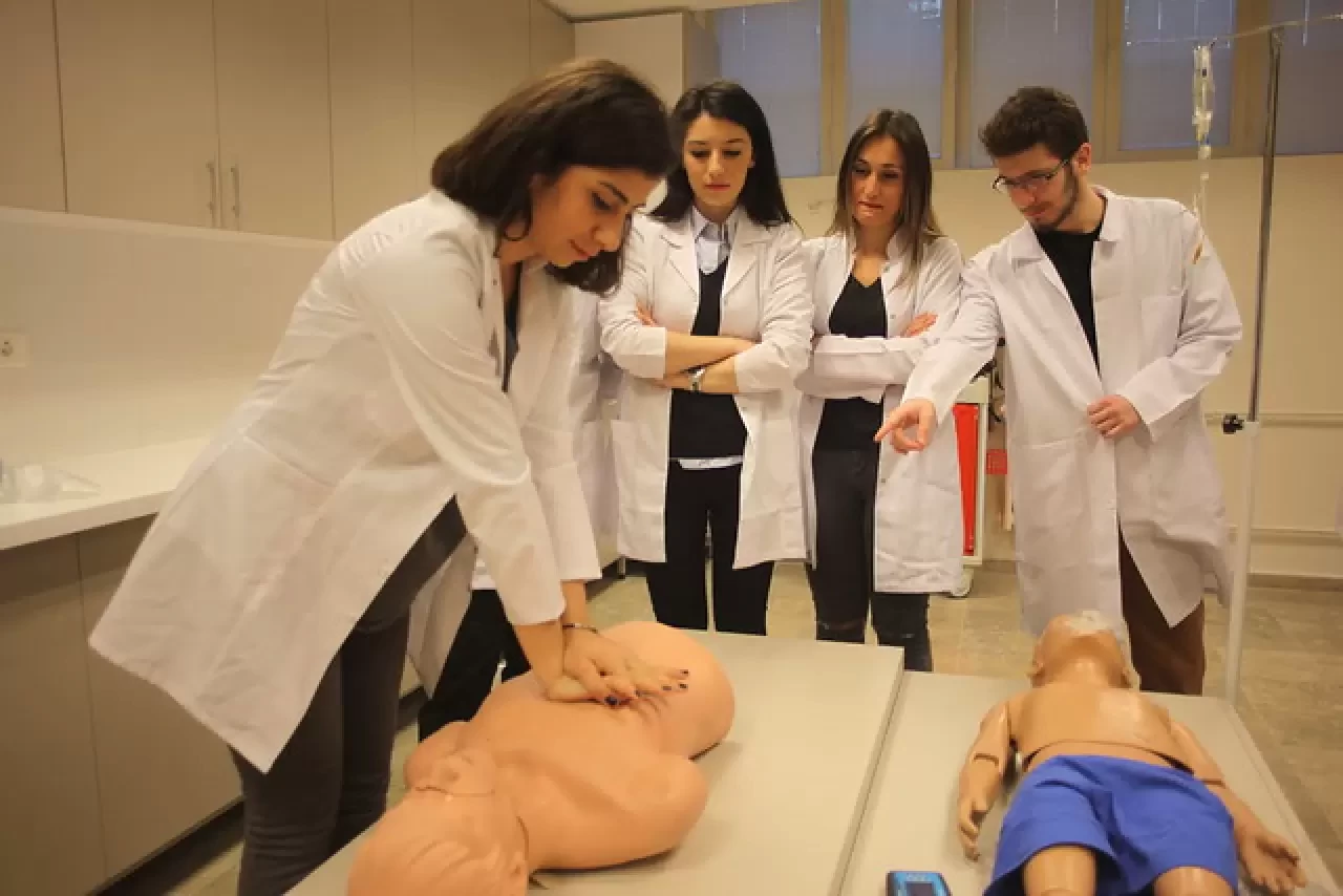 İlk ve Acil Yardım Bölümü Nedir, Mezunları Ne İş Yapar ve Nerelerde Çalışır?