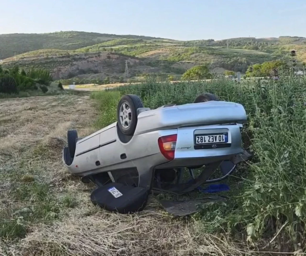 Otomobil ters döndü 5 kişi yaralandı