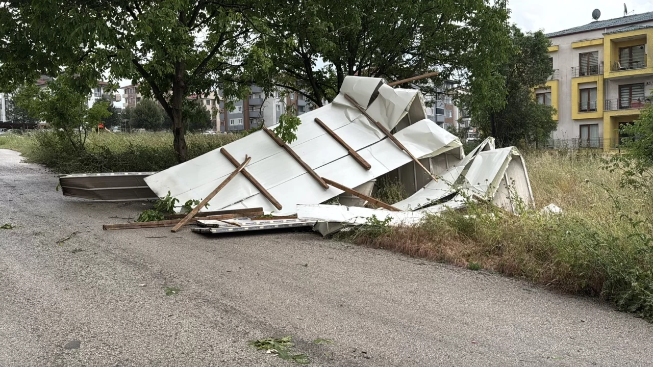 Karabük'te sağanak etkili oldu: Çatıdan kopan parçalar bahçeye uçtu!