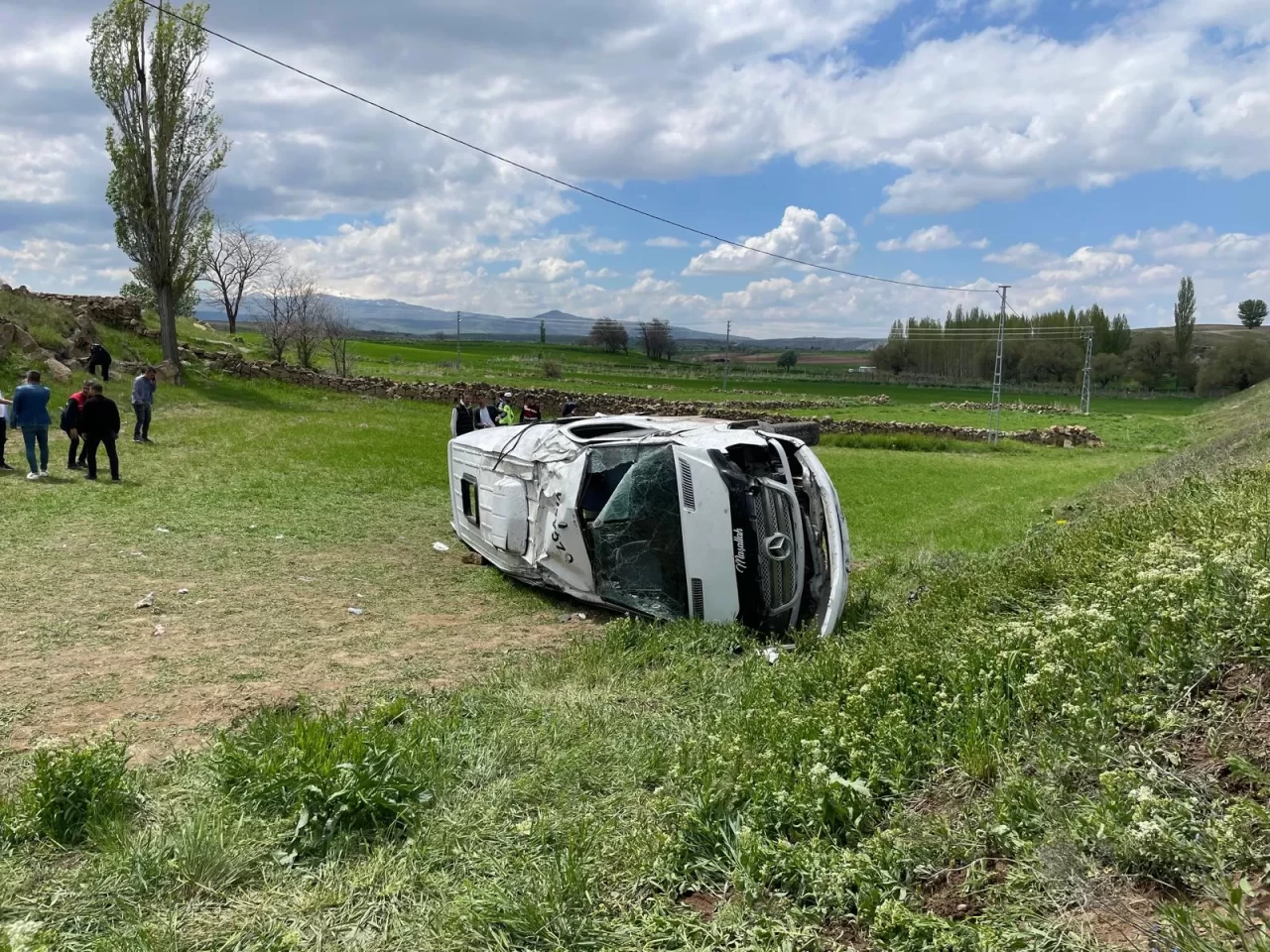 Kayseri'de öğrenci servisinin devrilmesi sonucu 16 kişi yaralandı