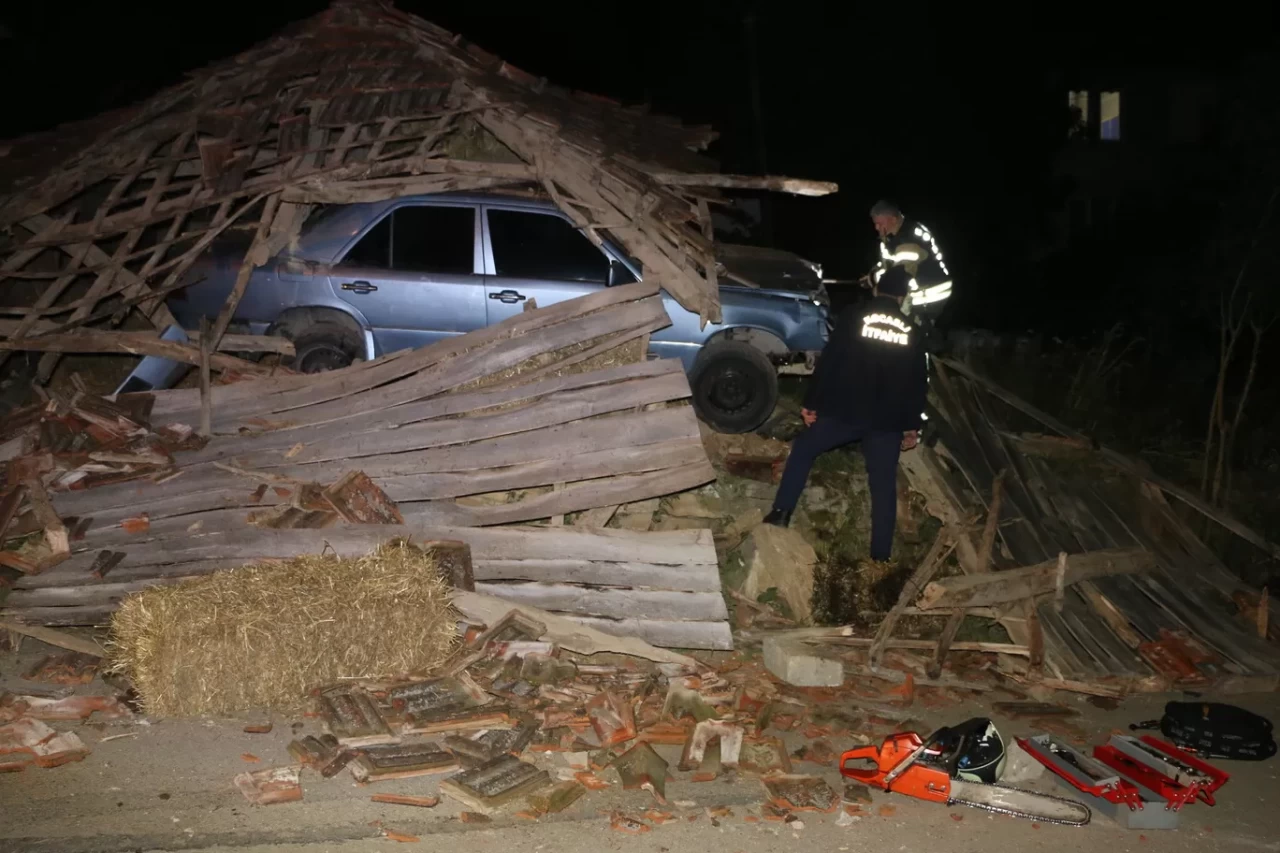 Kocaeli'de virajı alamayan otomobil samanlığa girdi