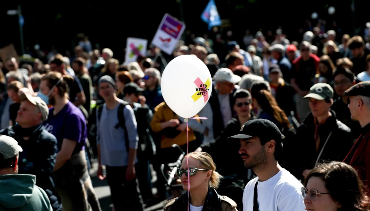 Almanya'da 60'tan fazla kentte aşırı sağcı AfD karşıtı gösteri