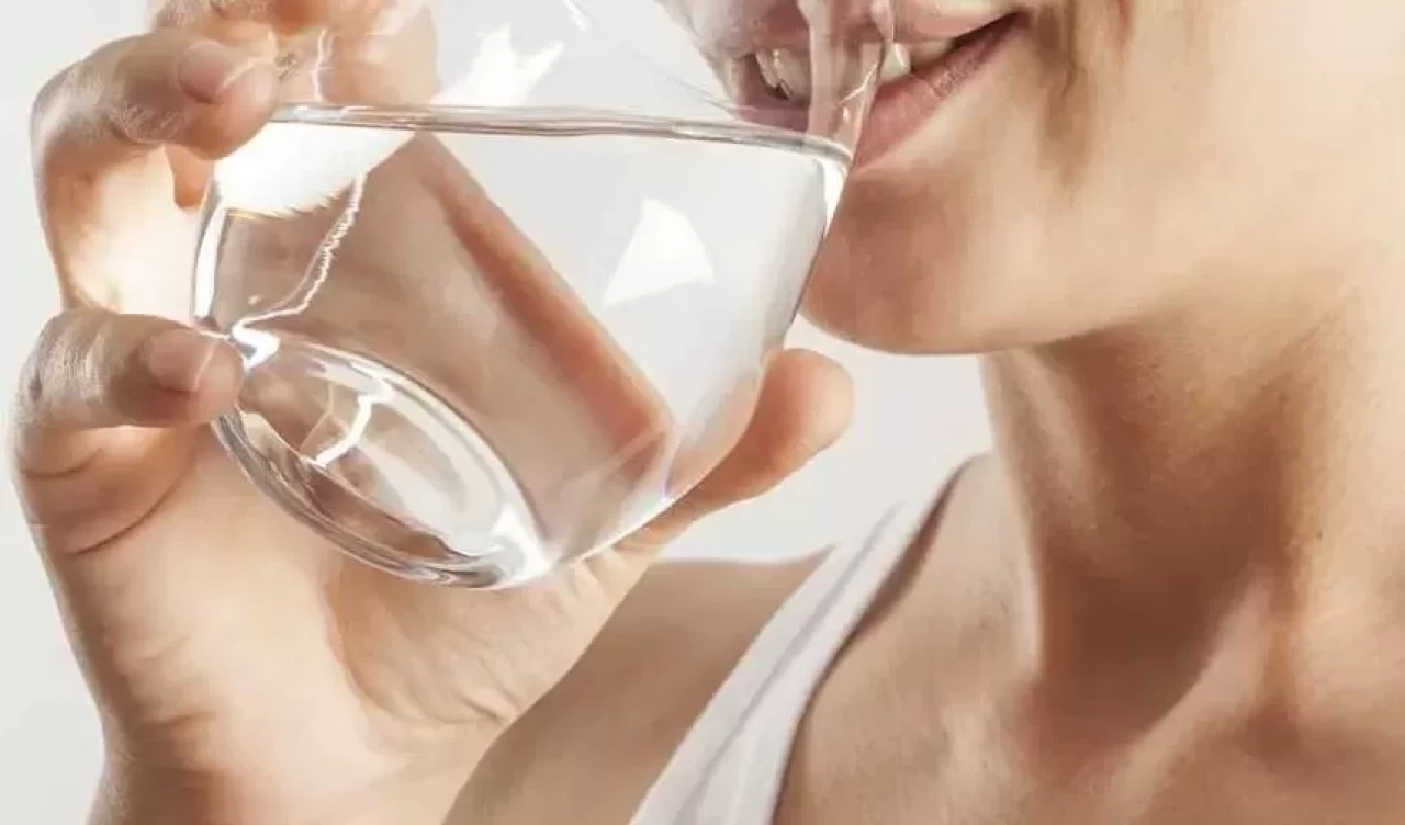 Sabah aç karnına su içmenin 5 önemli faydası