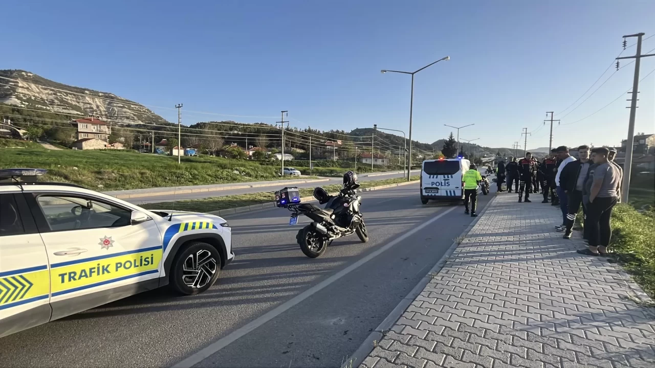 Burdur'da motosikletli 2 kişi trafik levhasına çarptı