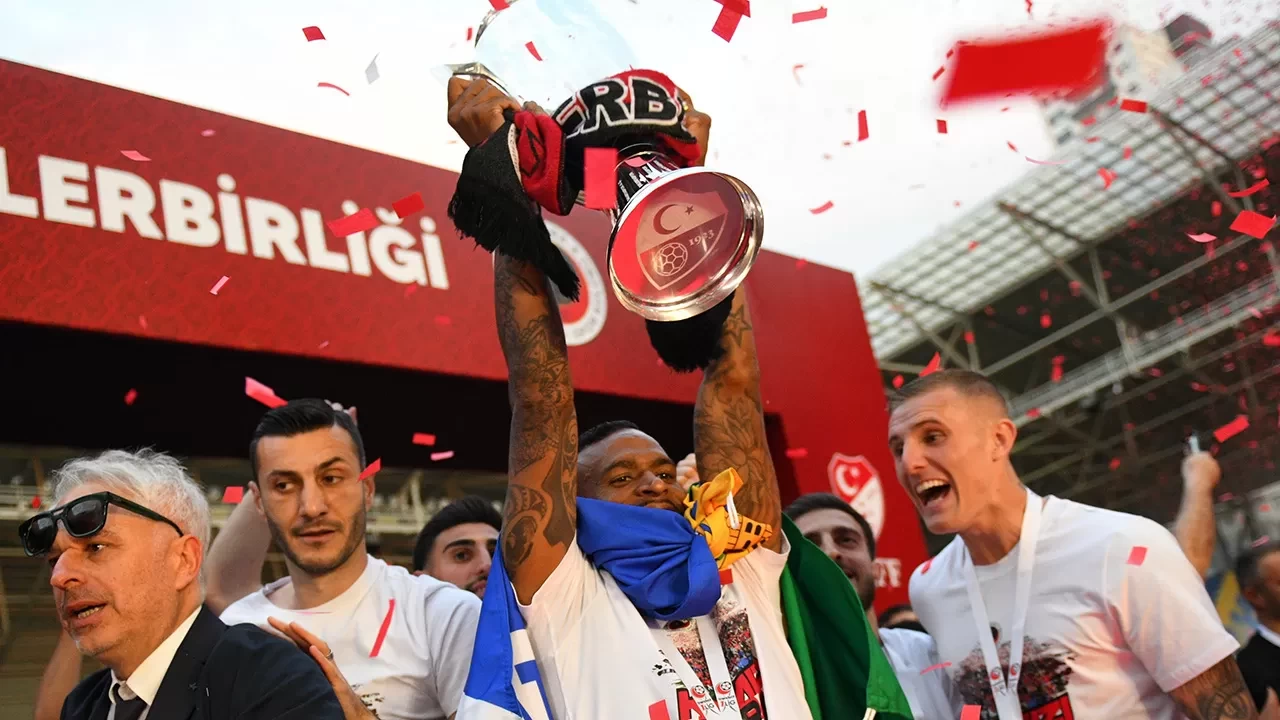 Süper Lig'e yükselen Gençlerbirliği kupasına kavuştu