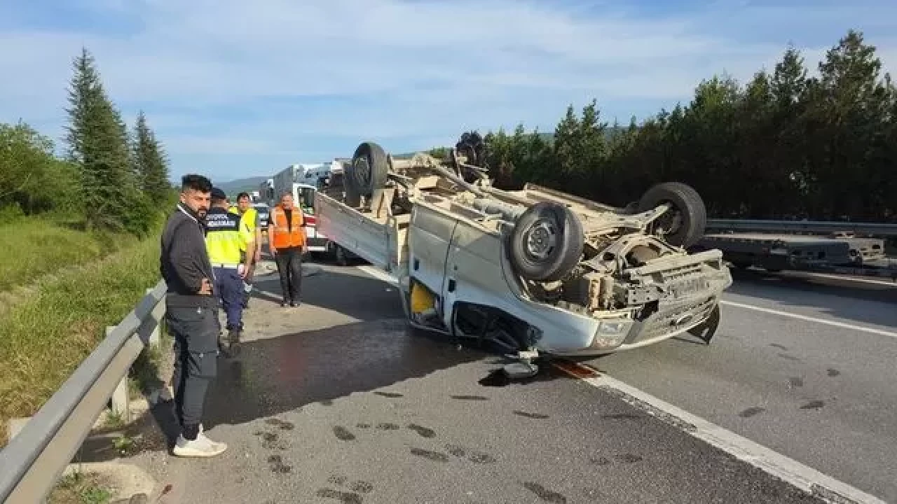 Düzce gişeleri mevkiinde kamyonet devrildi: 3 kişi yaralandı
