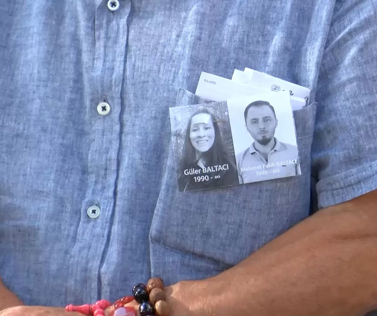 Dekoratif kemerin altında kalan çift toprağa verildi