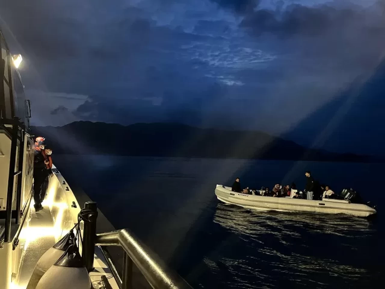 Marmaris açıklarında 12 düzensiz göçmen yakalandı