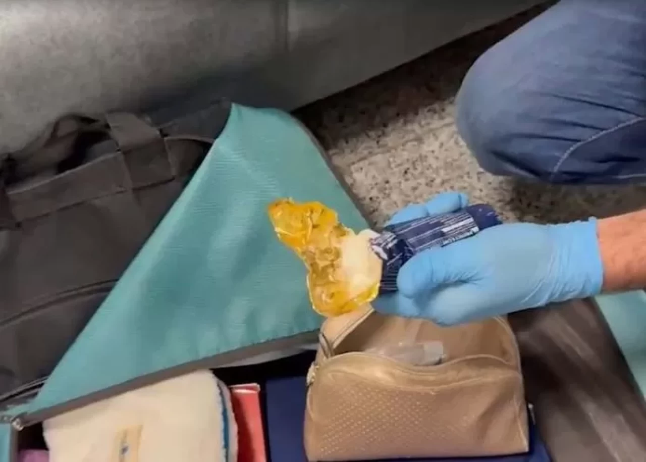 İzmir'de diş macunu tüplerine gizlenen tarihi eserler ele geçirildi