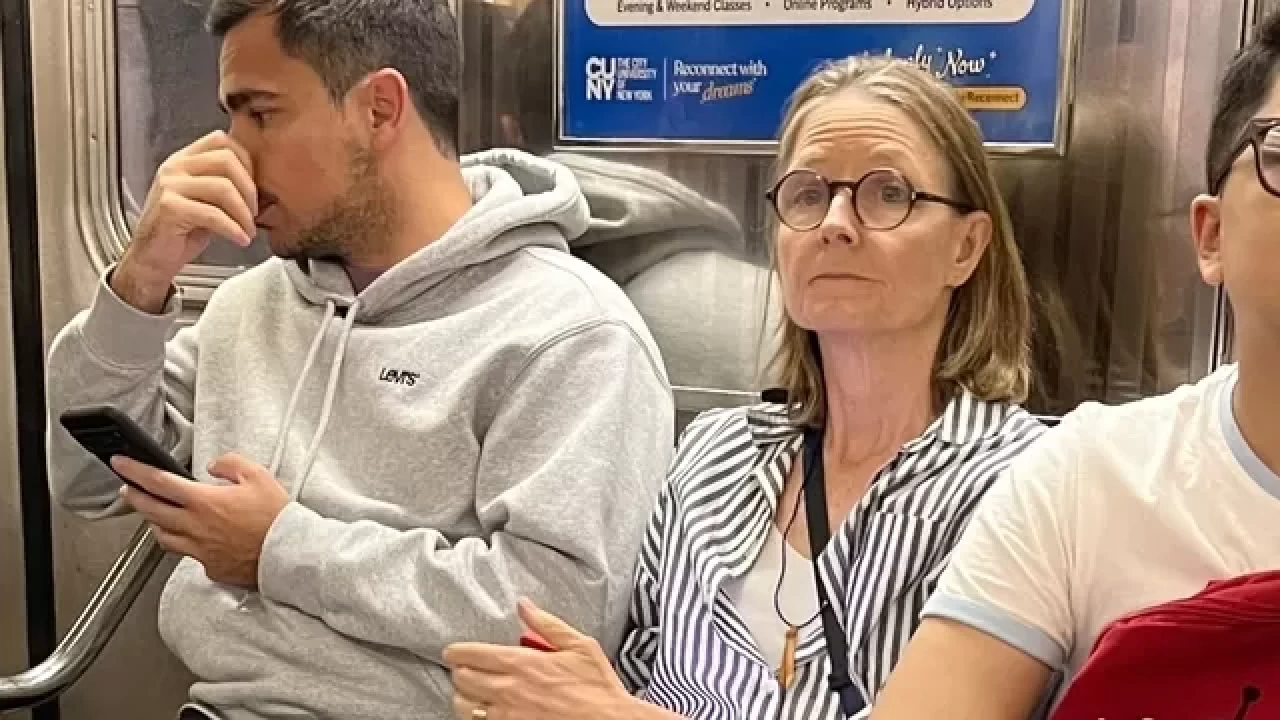 Metroda ünlü var! Oscar ödüllü Jodie Foster metroyla geziyor
