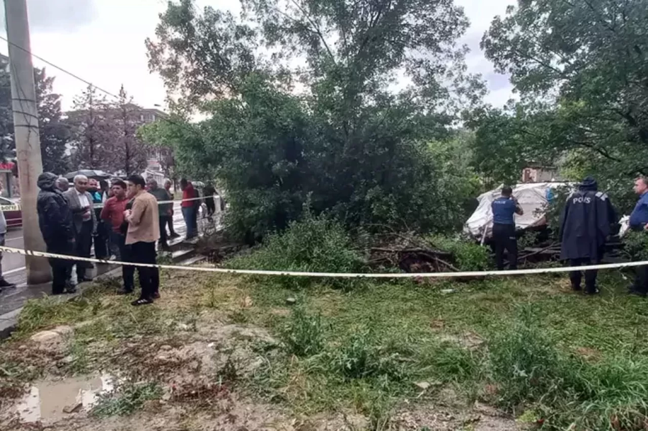 Malatya'da tek katlı ev çöktü: 3 kişi göçük altından çıkarıldı