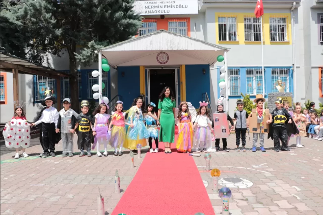 Minik tasarımcılar atıklardan muhteşem bir defileye imza attı!