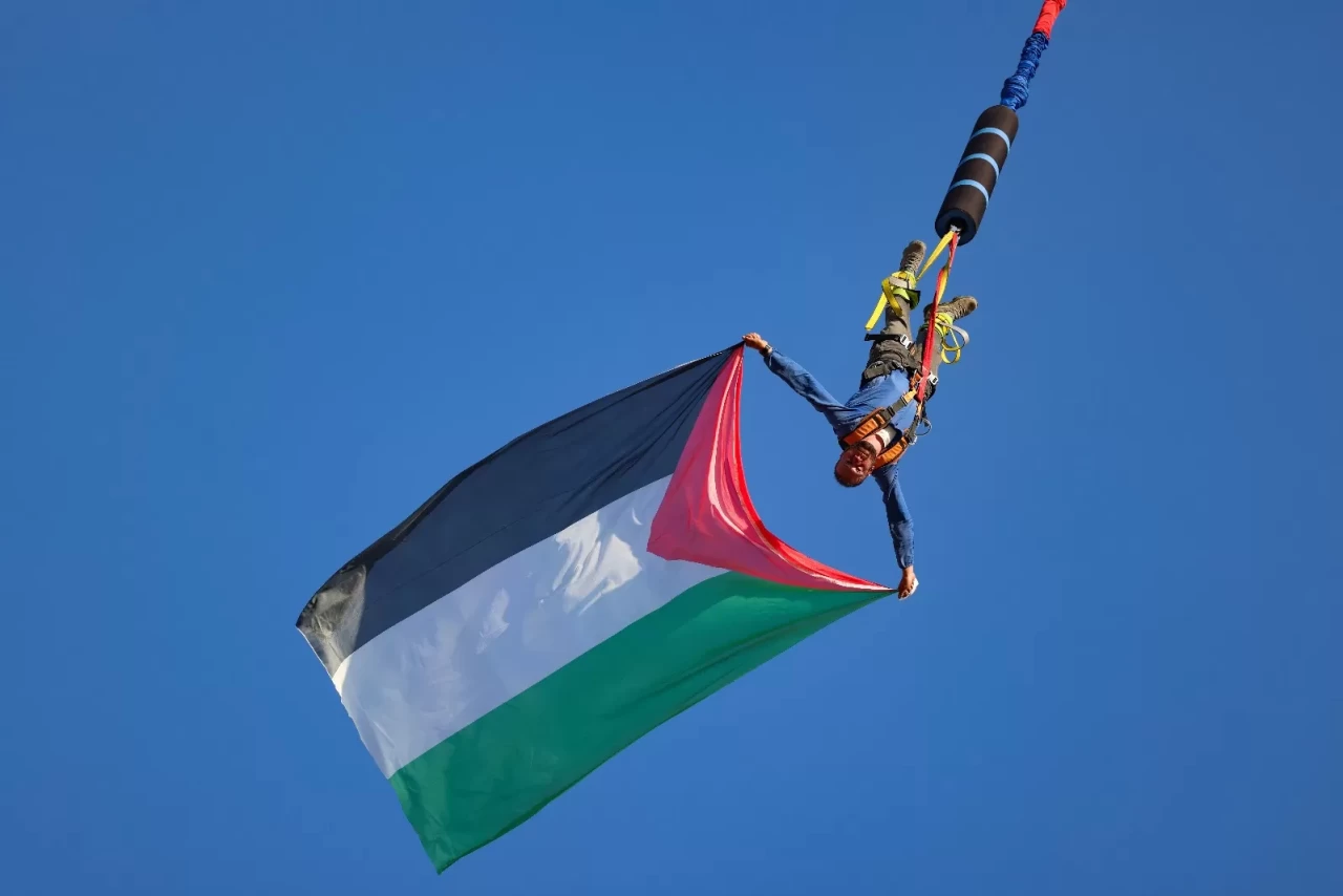 Kocaeli'de yerden 70 metre yükseklikte Filistin bayrağı açıldı