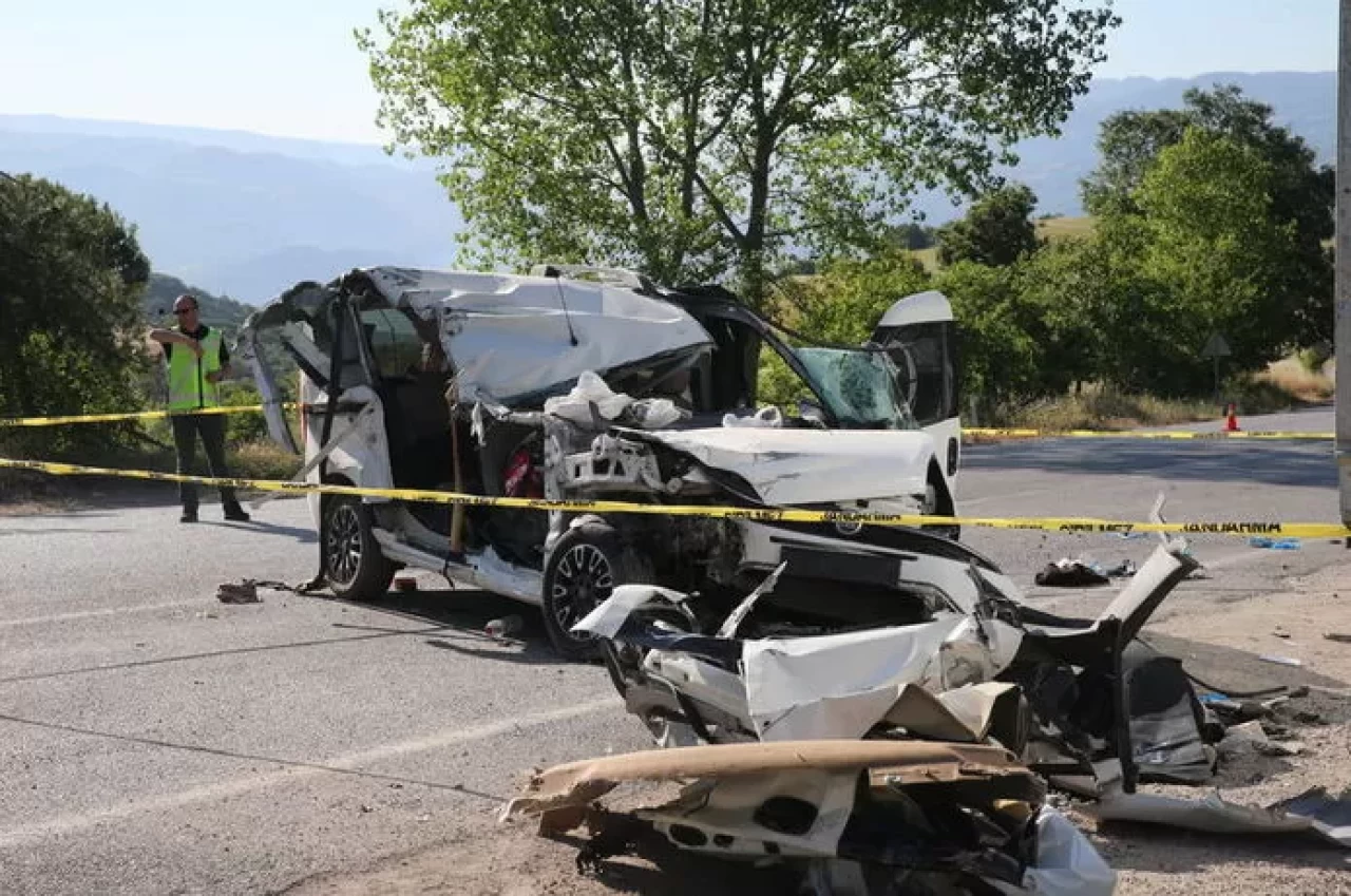 Tokat'ta park halindeki kamyona çarpan araçta 2 kişi öldü