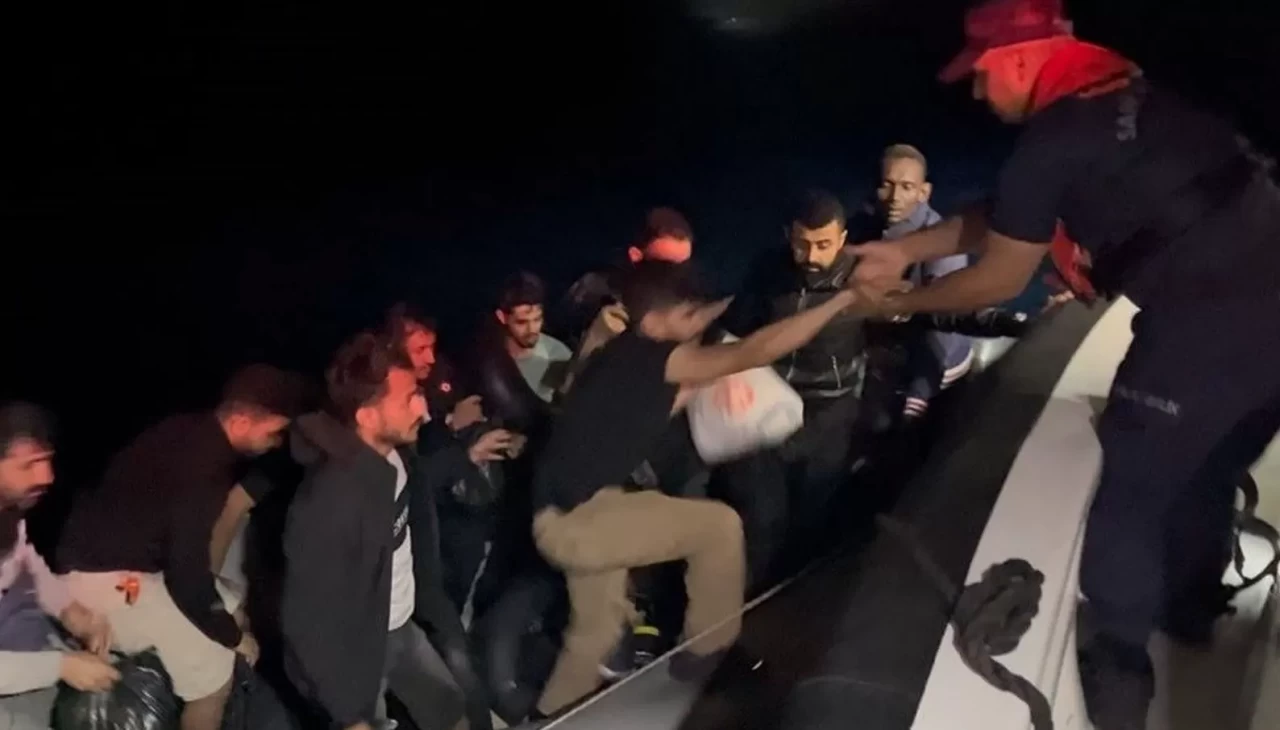 Çanakkale’de 37 kaçak göçmen ile 2 göçmen kaçakçısı yakalandı