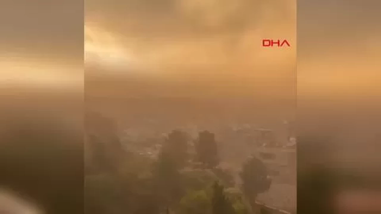 Şiddetli fırtınada çatılar uçtu, gökyüzünü toz bulutu kapladı