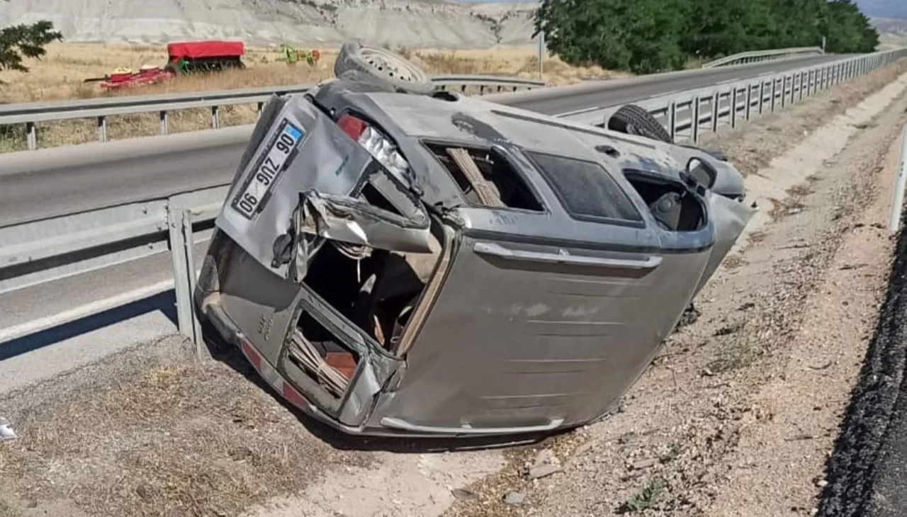 Ankara'da lastiği patlayan araç takla attı