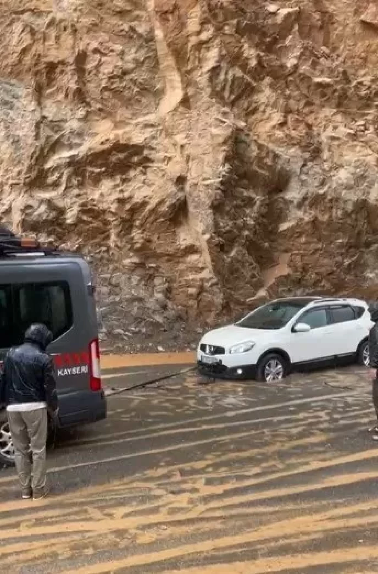 Kayseri'de heyelan: Mahsur kalan araçlar kurtarıldı