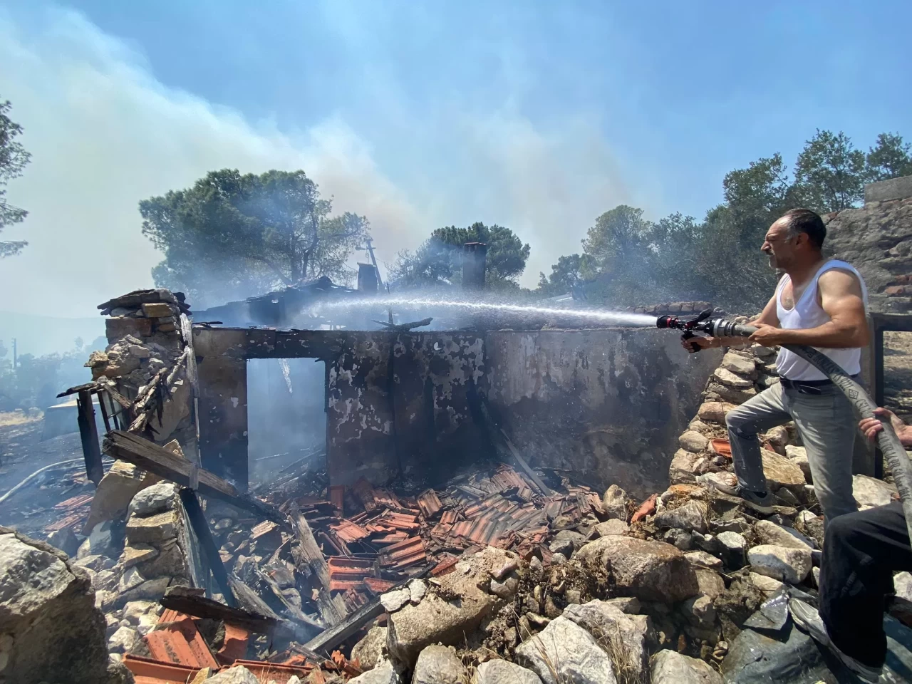 İzmir Karaburun'daki orman yangınına müdahale tüm hızıyla sürüyor