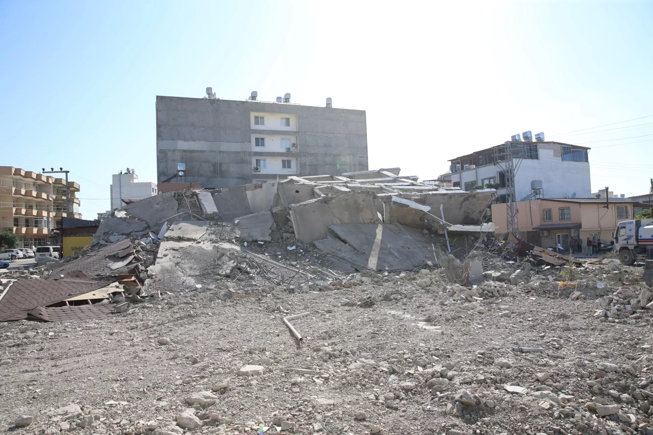 Hatay'da ağır hasarlı bina yıkım sırasında iş makinesinin üzerine çöktü