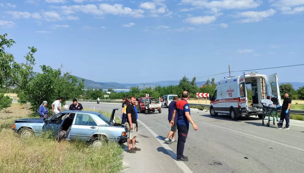 Lastiği patlayan otomobil yoldan çıktı: 1 yaralı