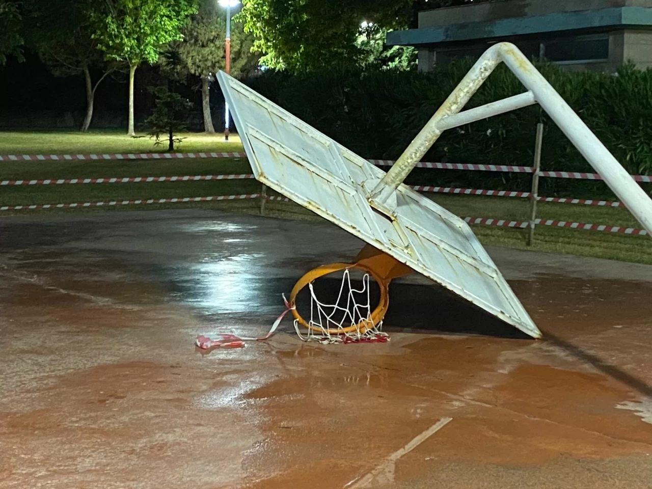 Parkta korku dolu anlar: Pota devrildi, 17 yaşındaki genç yaralandı