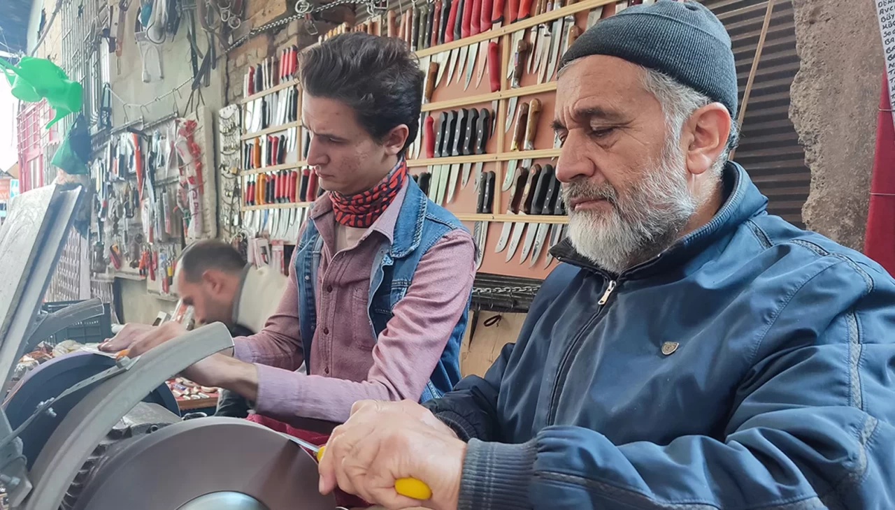 Aksaray'da şok eden olay! Bilettiği bıçakla koşarken çarptığı adamı yaraladı