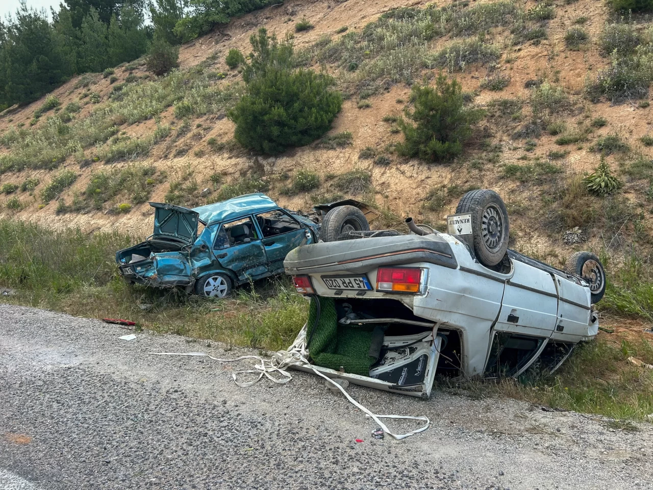 Uşak'ta feci kaza: İki otomobil çarpıştı, 7 kişi yaralandı
