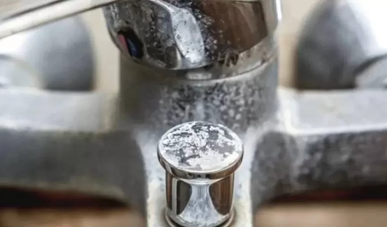 Kireçle savaşan doğal formül! Musluklarınız 5 dakikada ışıl ışıl olsun