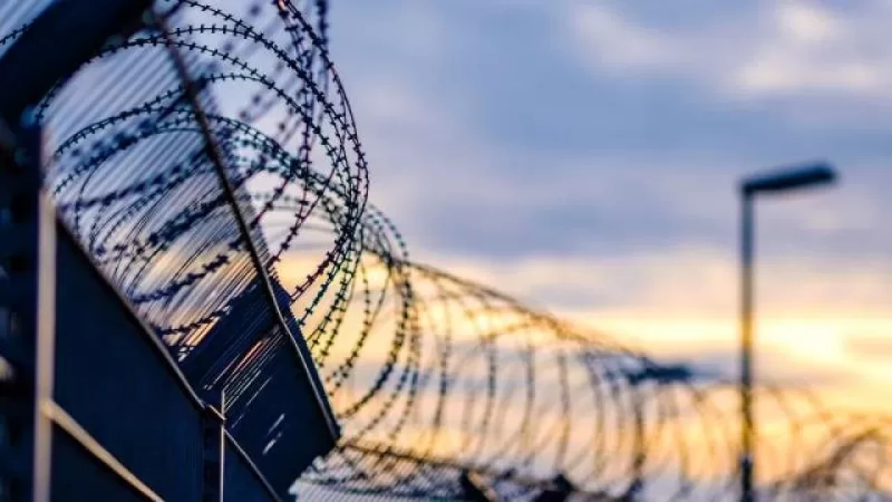 Deprem paniği! 200'den fazla mahkum firar etti