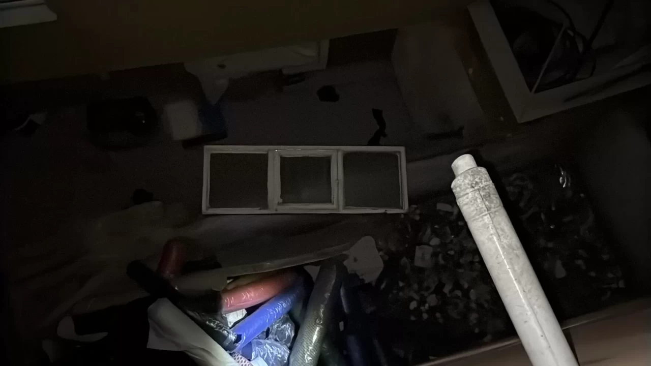 Gece saatlerinde panik anları! Zeytinburnu'nda bir apartmanın bodrum katının duvarı kısmen yıkıldı