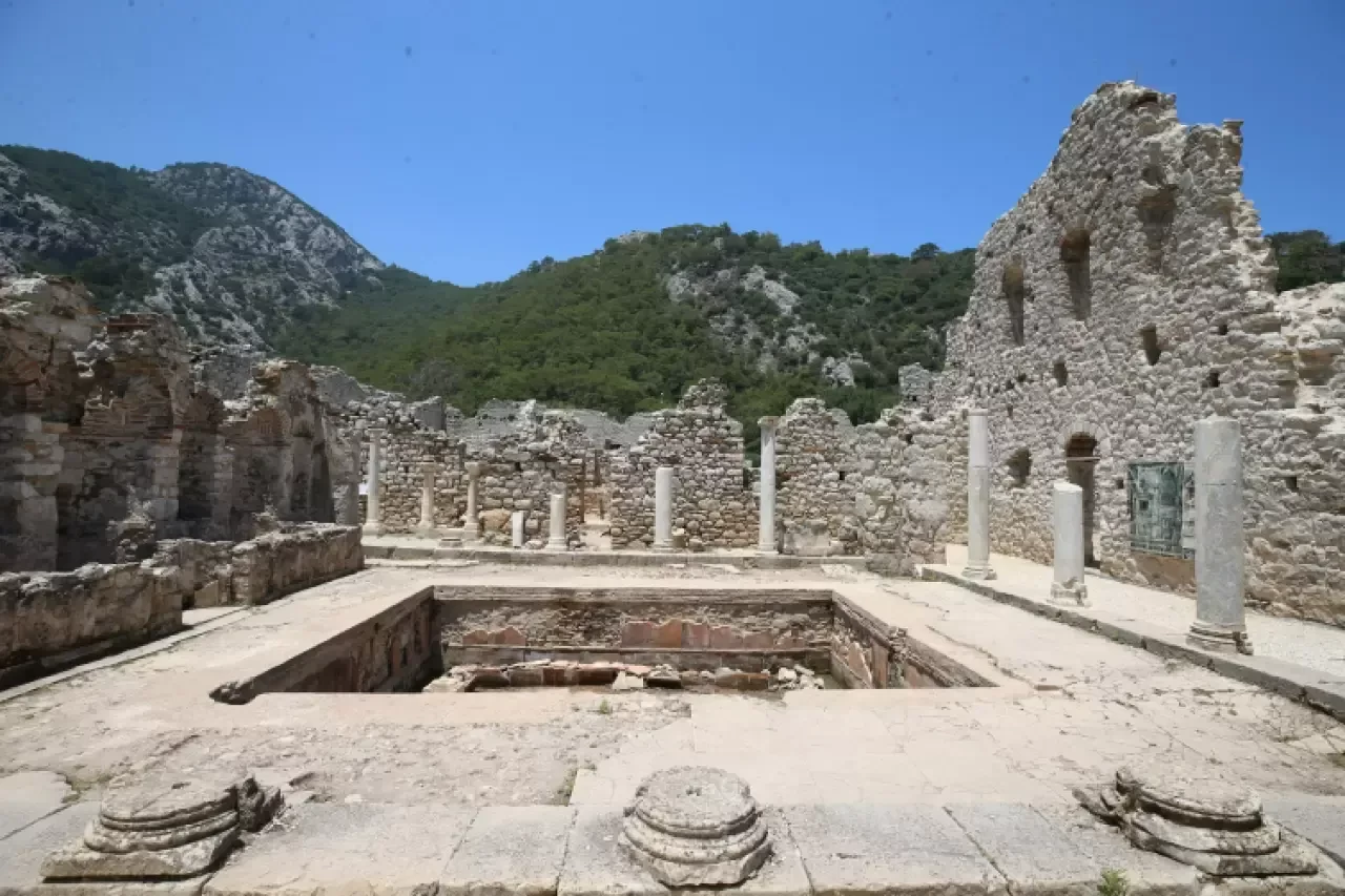 Olympos Antik Kenti'nde yeni mozaikler bulundu