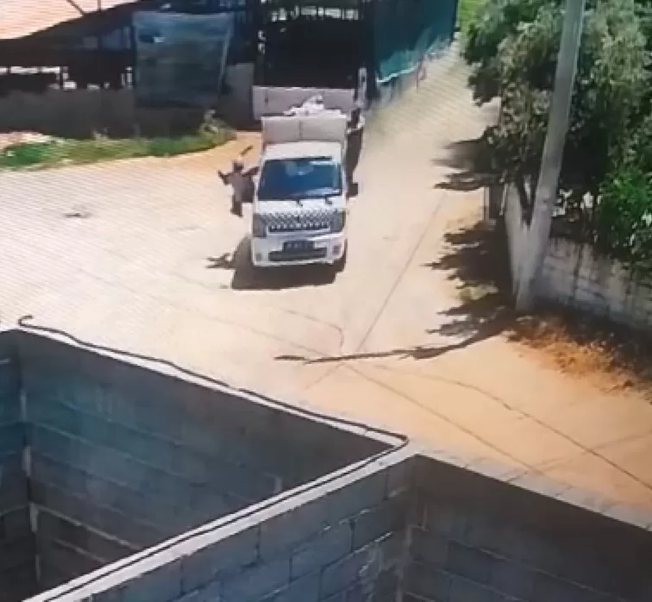 Aydın'da çöp toplama aracından düşen işçi ağır yaralandı