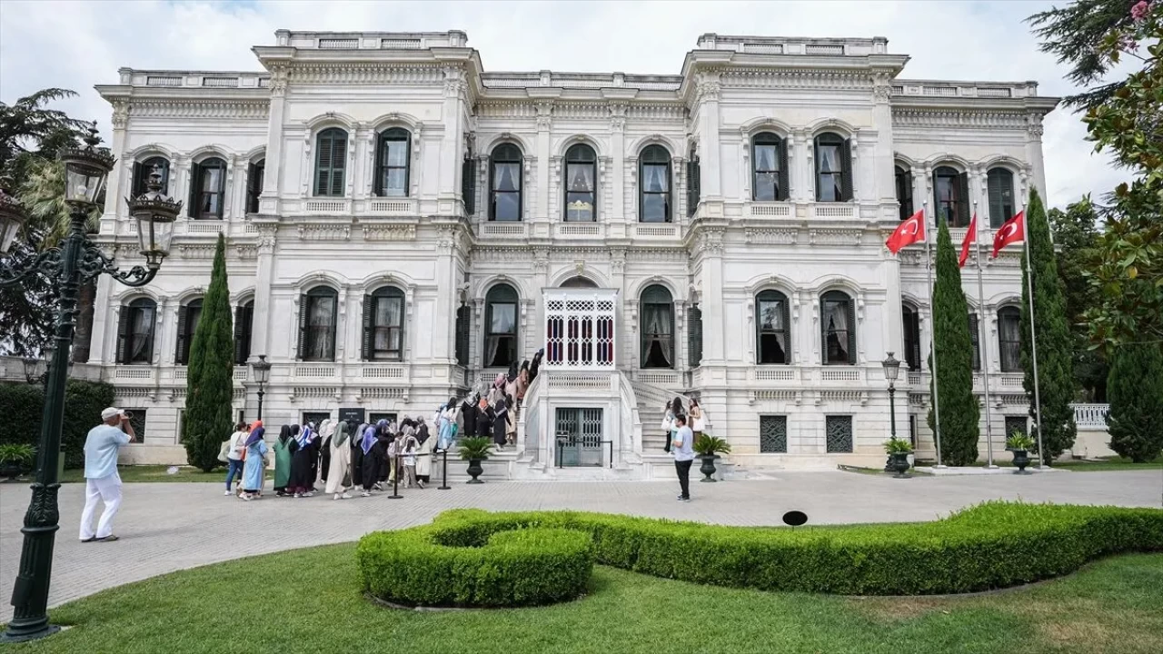 Yıldız Sarayı Ziyaret Rehberi: Giriş Ücreti, Saatleri ve Tarihi Bilgiler