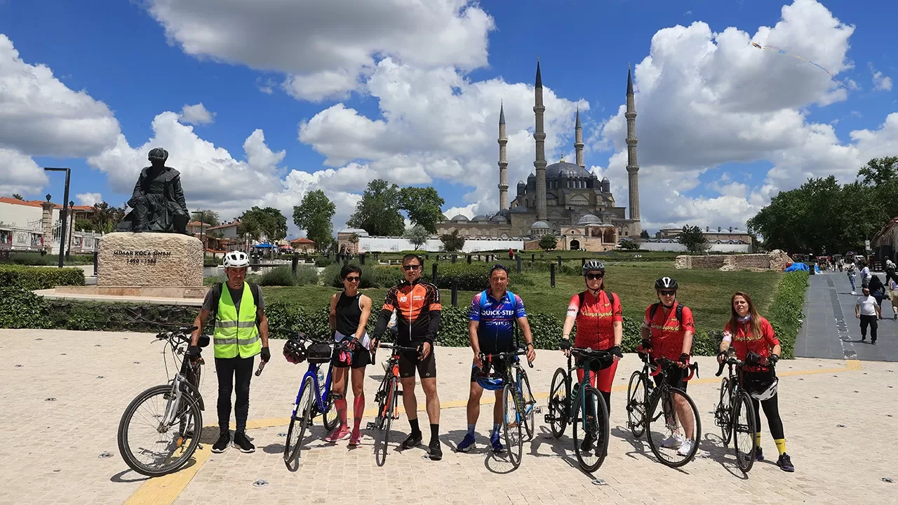Bulgar ve Makedon bisikletçilerden “vefa turu”: Edirne’ye ulaştılar