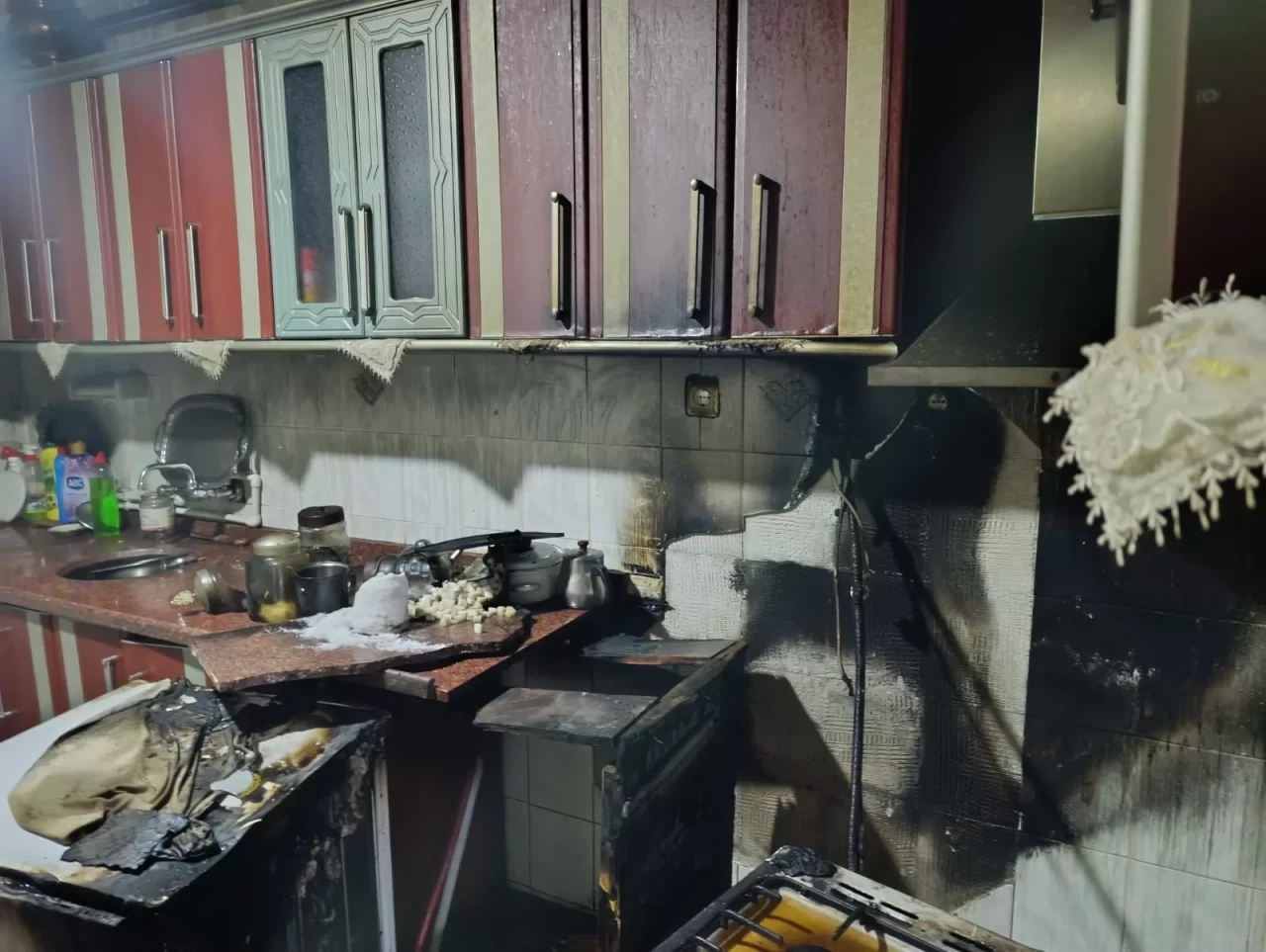 Erzurum'da mutfak yangını: Yaşlı çift itfaiye ekipleri tarafından kurtarıldı