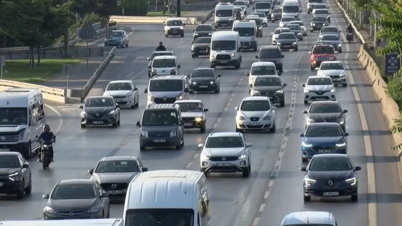 Tatil bitti, İstanbul hareketlendi! Trafikte kontrollü yoğunluk
