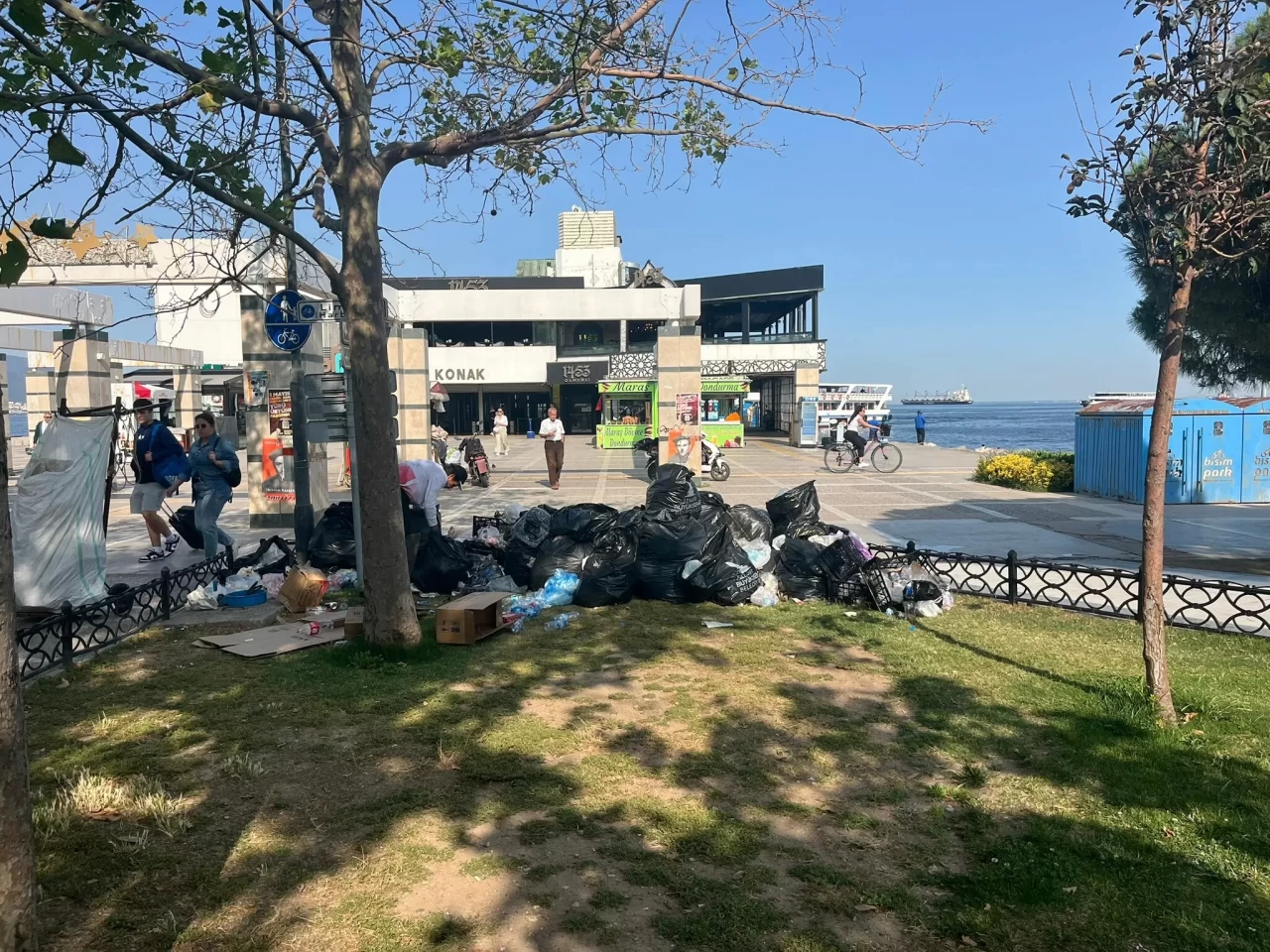 İzmir'de grevin 6'ncı günü! Çöpler dağ yığını oluşturdu