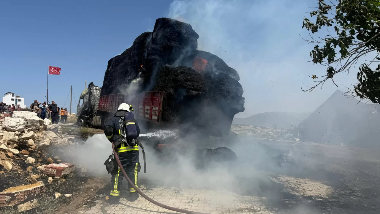 Faciadan dönüldü! Antalya’da saman yüklü tır alev alev yandı