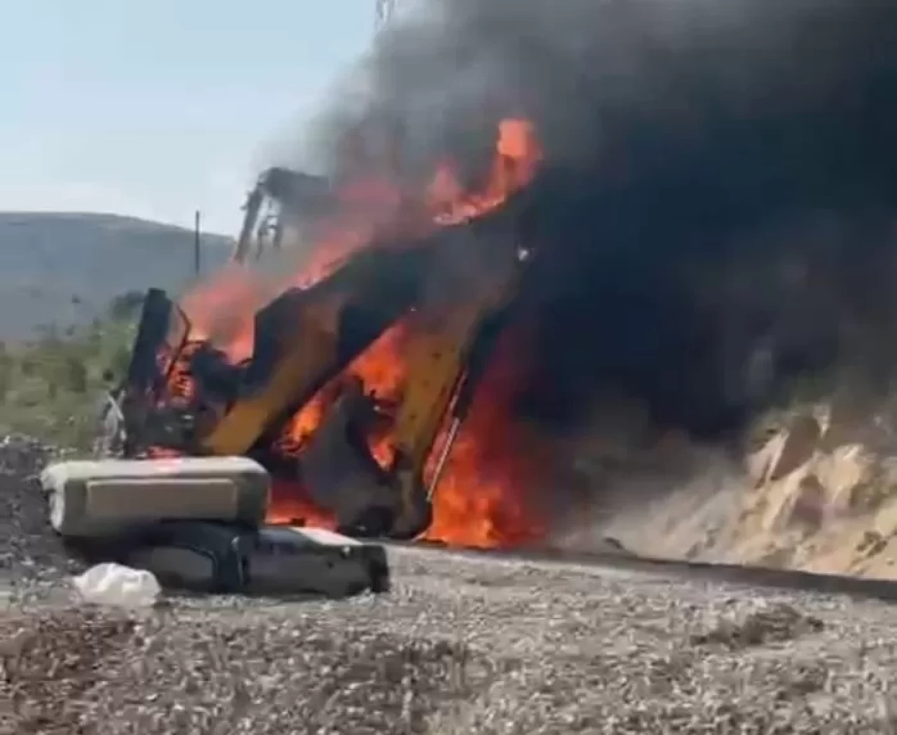 Malatya'da iş makinesi alev alev yandı: Araç kullanılamaz hale geldi