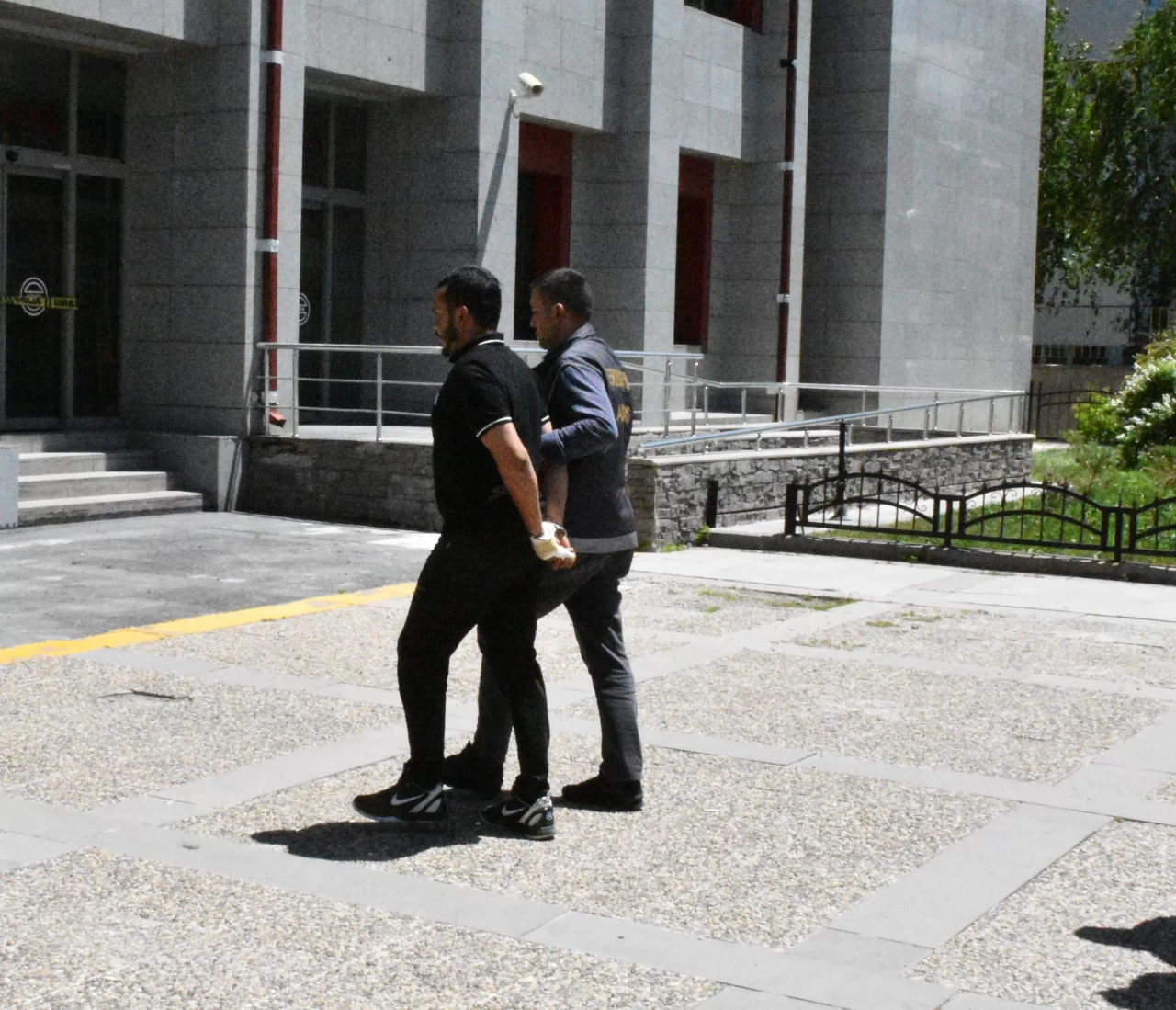 Erzurum’da çorbacıda yan bakma kavgası: 4 kişi bıçakla yaralandı