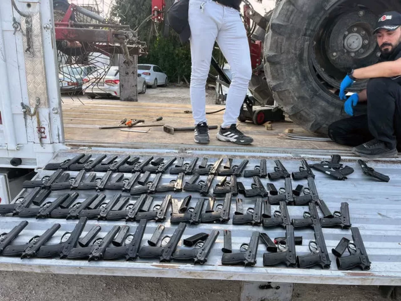 Adana'da durdurulan TIR'da traktör içine gizlenmiş 420 tabanca
