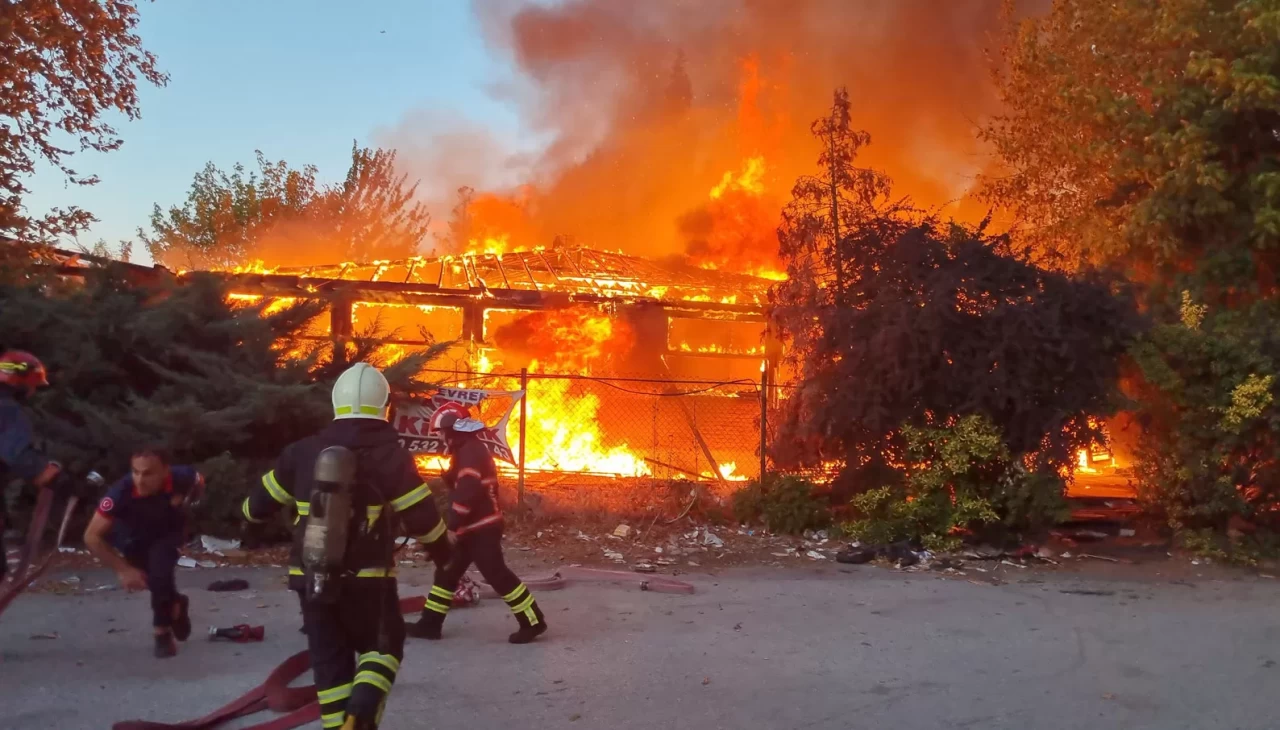 Sakarya'da kafede korkutan yangın