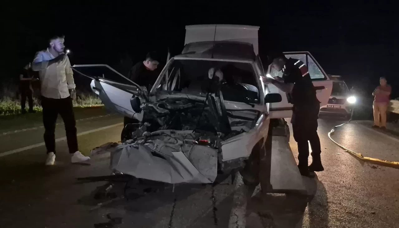 Bartın’da feci çarpışma: Araçta sıkıştı can pazarı yaşandı