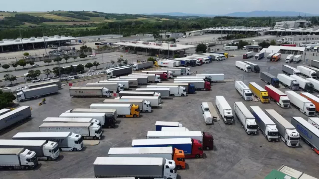 Tır şoförleri bayrama ailelerinden uzakta girdi